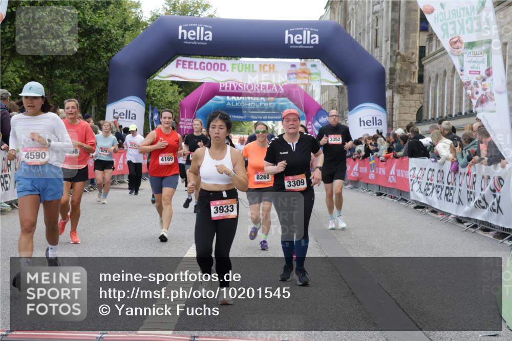 06.09.2026 - CURREX Alsterlauf Yannick Fuchs http://msf.ph/oto/10201545 06.09.2026 10:08:15 Ziel 2363, 2390, 2407, 2785, 3192, 3193, 3194, 3200, 3298, 3309, 3352, 3933, 4169, 4292, 4590, 4727, 5507, 8258, 8260 meine-sportfotos.de