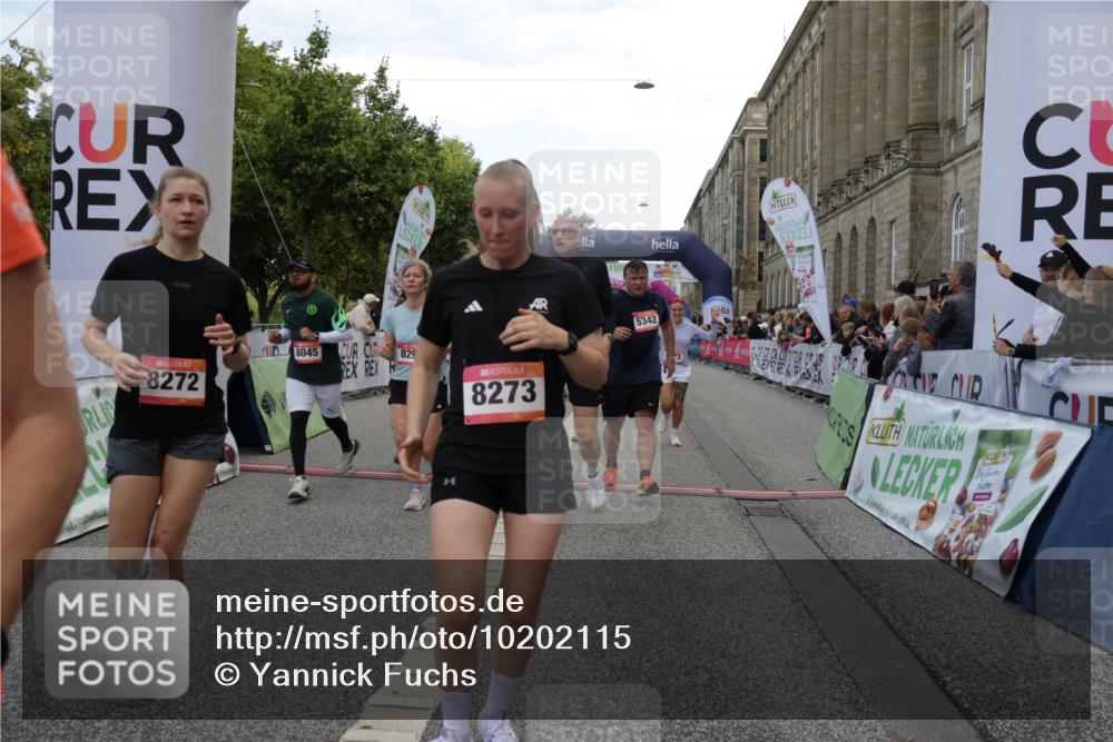 06.09.2026 - CURREX Alsterlauf Yannick Fuchs http://msf.ph/oto/10202115 06.09.2026 10:08:21 Ziel 2080, 2155, 2440, 2504, 3200, 3309, 3352, 3390, 3933, 4146, 4169, 4247, 4399, 4447, 4590, 5342, 5502, 5507, 5582, 6473, 8045, 8258, 8260, 8297 meine-sportfotos.de