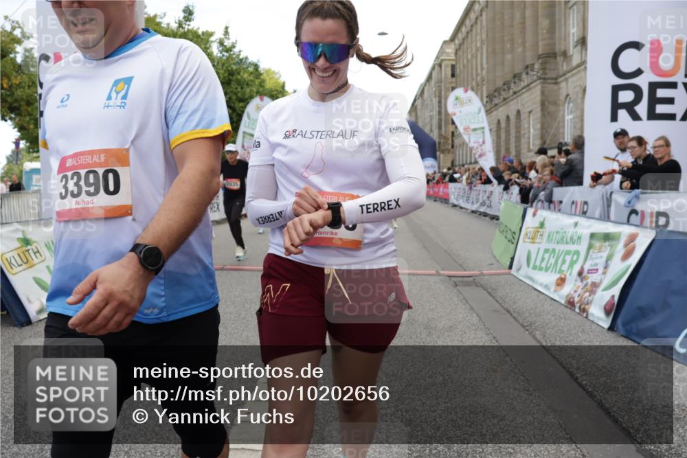 06.09.2026 - CURREX Alsterlauf Yannick Fuchs http://msf.ph/oto/10202656 06.09.2026 10:08:28 Ziel 2035, 2080, 2105, 2155, 2440, 2504, 3093, 3390, 4146, 4247, 4399, 4447, 4476, 5030, 5342, 5502, 5582, 5854, 6230, 6473, 8045, 8297 meine-sportfotos.de