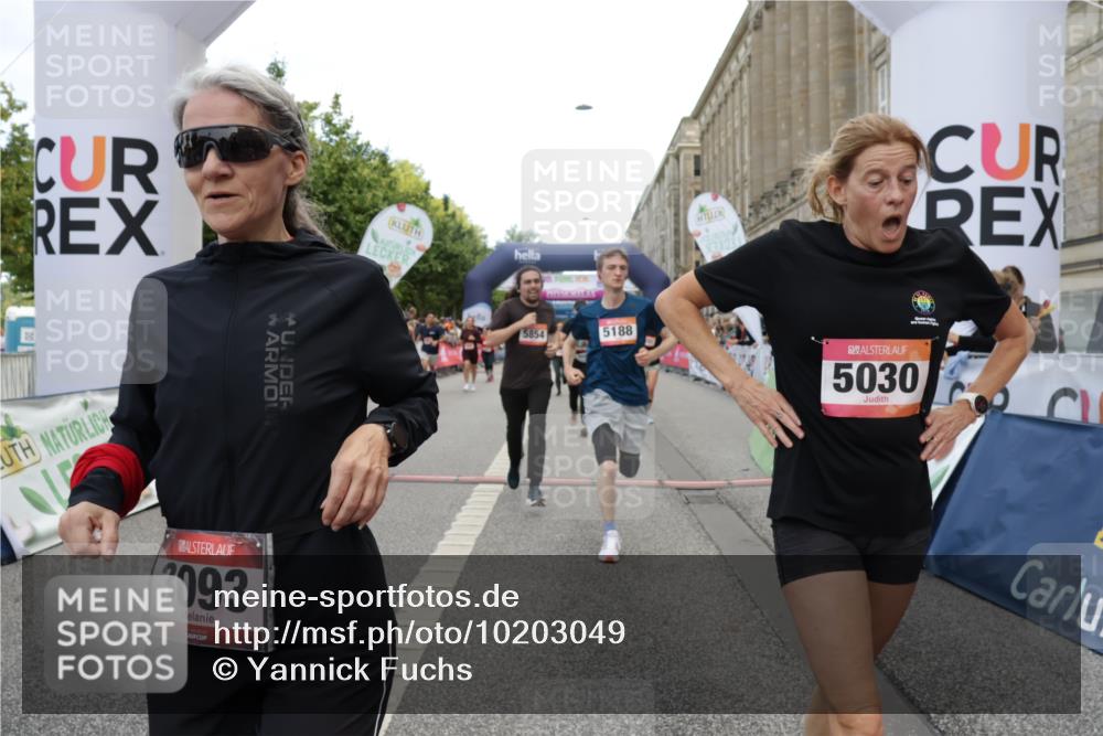 06.09.2026 - CURREX Alsterlauf Yannick Fuchs http://msf.ph/oto/10203049 06.09.2026 10:08:32 Ziel 2035, 2080, 2105, 2491, 2504, 3082, 3093, 3390, 3888, 3889, 4399, 4447, 4476, 4651, 5030, 5140, 5582, 5854, 6230 meine-sportfotos.de