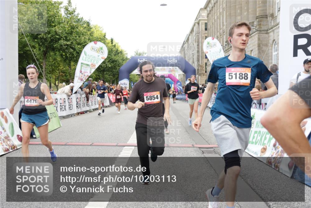 06.09.2026 - CURREX Alsterlauf Yannick Fuchs http://msf.ph/oto/10203113 06.09.2026 10:08:33 Ziel 2035, 2080, 2105, 2491, 3082, 3093, 3390, 3888, 3889, 4476, 4651, 5030, 5140, 5854, 6230 meine-sportfotos.de