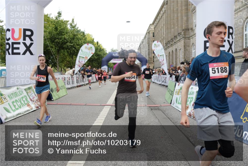 06.09.2026 - CURREX Alsterlauf Yannick Fuchs http://msf.ph/oto/10203179 06.09.2026 10:08:33 Ziel 2035, 2080, 2105, 2491, 3082, 3093, 3390, 3888, 3889, 4476, 4651, 5030, 5140, 5854, 6230 meine-sportfotos.de