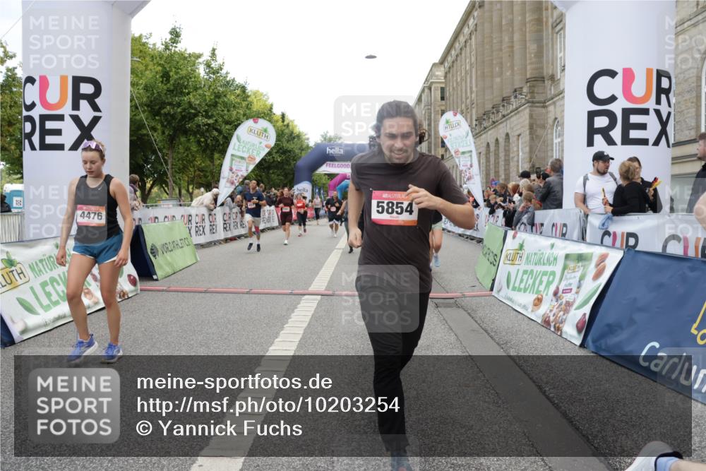 06.09.2026 - CURREX Alsterlauf Yannick Fuchs http://msf.ph/oto/10203254 06.09.2026 10:08:33 Ziel 2035, 2080, 2105, 2491, 3082, 3093, 3390, 3888, 3889, 4476, 4651, 5030, 5140, 5854, 6230 meine-sportfotos.de