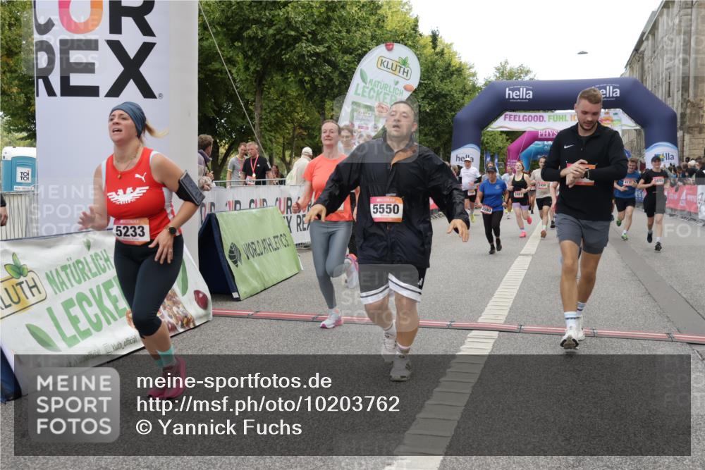 06.09.2026 - CURREX Alsterlauf Yannick Fuchs http://msf.ph/oto/10203762 06.09.2026 10:08:39 Ziel 2374, 2450, 2487, 2491, 2580, 3082, 3482, 3836, 3888, 3889, 4115, 4185, 4476, 4651, 5140, 5233, 5319, 5550, 5854, 8089 meine-sportfotos.de