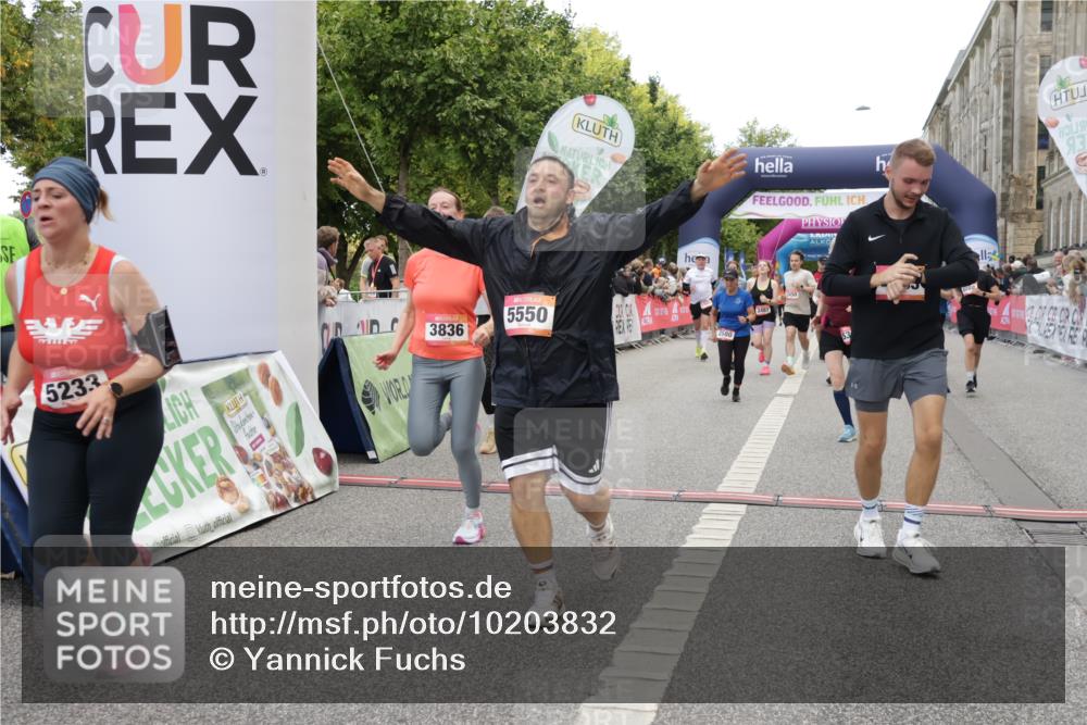 06.09.2026 - CURREX Alsterlauf Yannick Fuchs http://msf.ph/oto/10203832 06.09.2026 10:08:40 Ziel 2374, 2450, 2487, 2491, 2580, 3082, 3482, 3836, 3888, 3889, 4115, 4185, 4233, 4651, 5130, 5140, 5233, 5319, 5550, 5985, 8089 meine-sportfotos.de