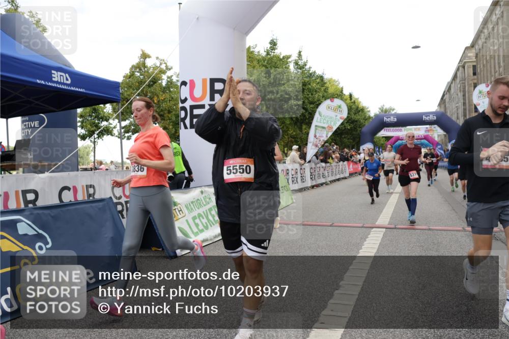 06.09.2026 - CURREX Alsterlauf Yannick Fuchs http://msf.ph/oto/10203937 06.09.2026 10:08:41 Ziel 2374, 2450, 2487, 2491, 2580, 3082, 3086, 3400, 3482, 3836, 3888, 3889, 4115, 4129, 4185, 4233, 4651, 5130, 5140, 5233, 5319, 5550, 5985, 8089 meine-sportfotos.de