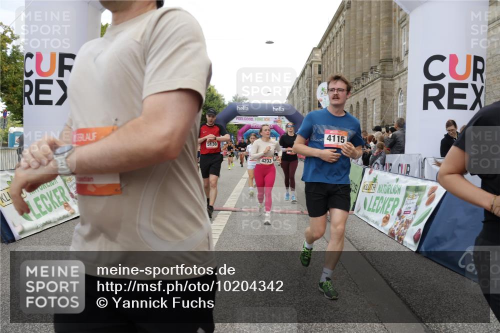 06.09.2026 - CURREX Alsterlauf Yannick Fuchs http://msf.ph/oto/10204342 06.09.2026 10:08:45 Ziel 2374, 2450, 2487, 2580, 3086, 3400, 3482, 3540, 3811, 3812, 3836, 4115, 4129, 4185, 4233, 5130, 5233, 5319, 5550, 5985, 8089 meine-sportfotos.de