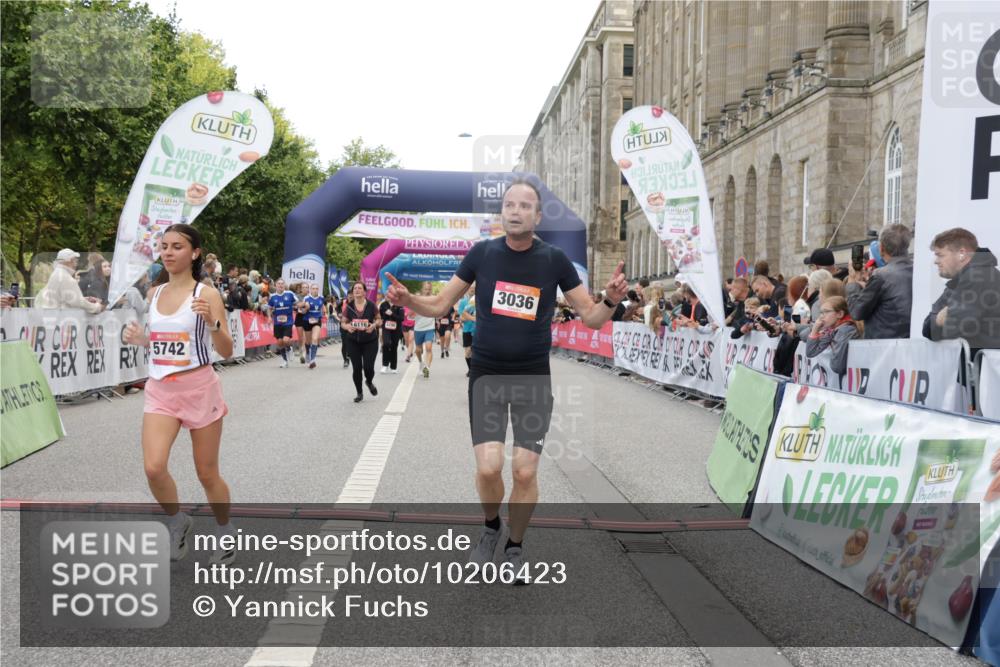 06.09.2026 - CURREX Alsterlauf Yannick Fuchs http://msf.ph/oto/10206423 06.09.2026 10:08:59 Ziel 2679, 2681, 2777, 3036, 4274, 4738, 5125, 5132, 5252, 5742, 6116, 6488, 8055 meine-sportfotos.de