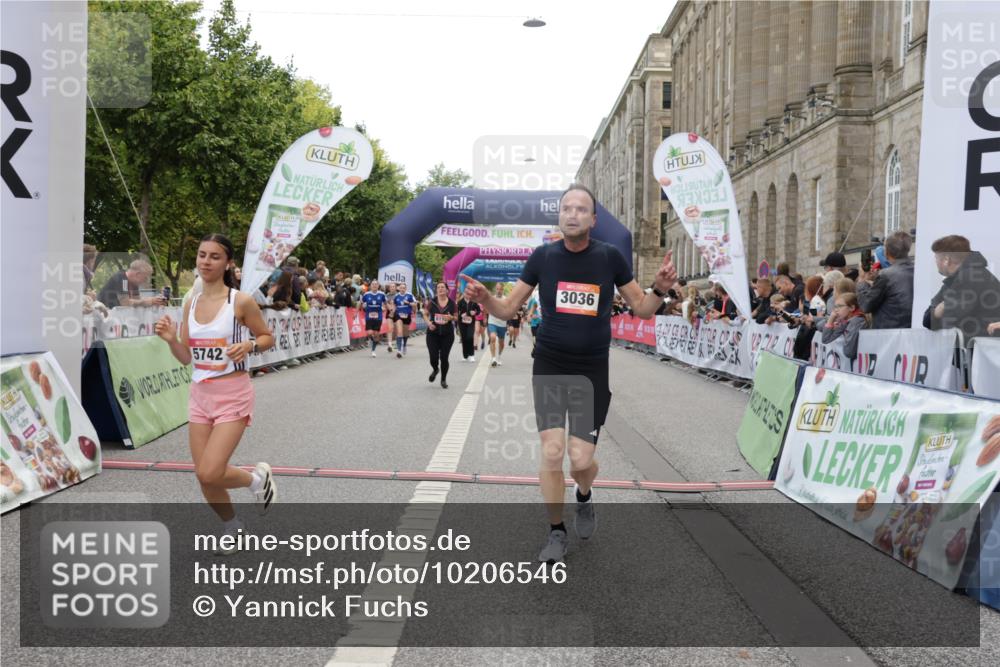 06.09.2026 - CURREX Alsterlauf Yannick Fuchs http://msf.ph/oto/10206546 06.09.2026 10:08:59 Ziel 2679, 2681, 2777, 3036, 4274, 4738, 5125, 5132, 5252, 5742, 6116, 6488, 8055 meine-sportfotos.de