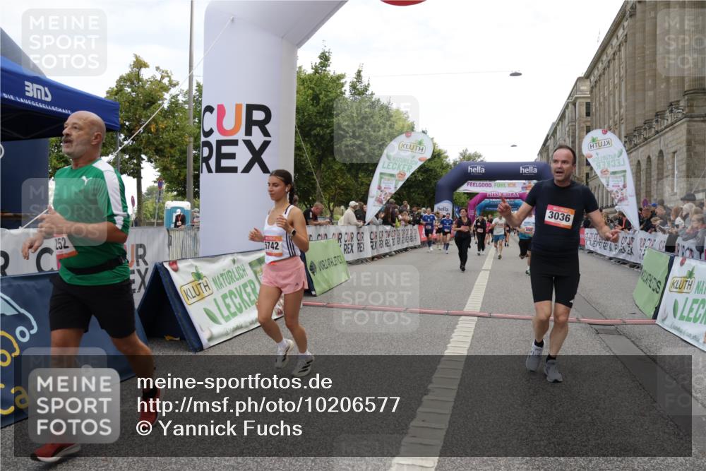06.09.2026 - CURREX Alsterlauf Yannick Fuchs http://msf.ph/oto/10206577 06.09.2026 10:09:00 Ziel 2679, 2681, 2777, 3036, 4021, 4738, 5132, 5252, 5742, 5798, 6116, 6296, 6488, 8055 meine-sportfotos.de