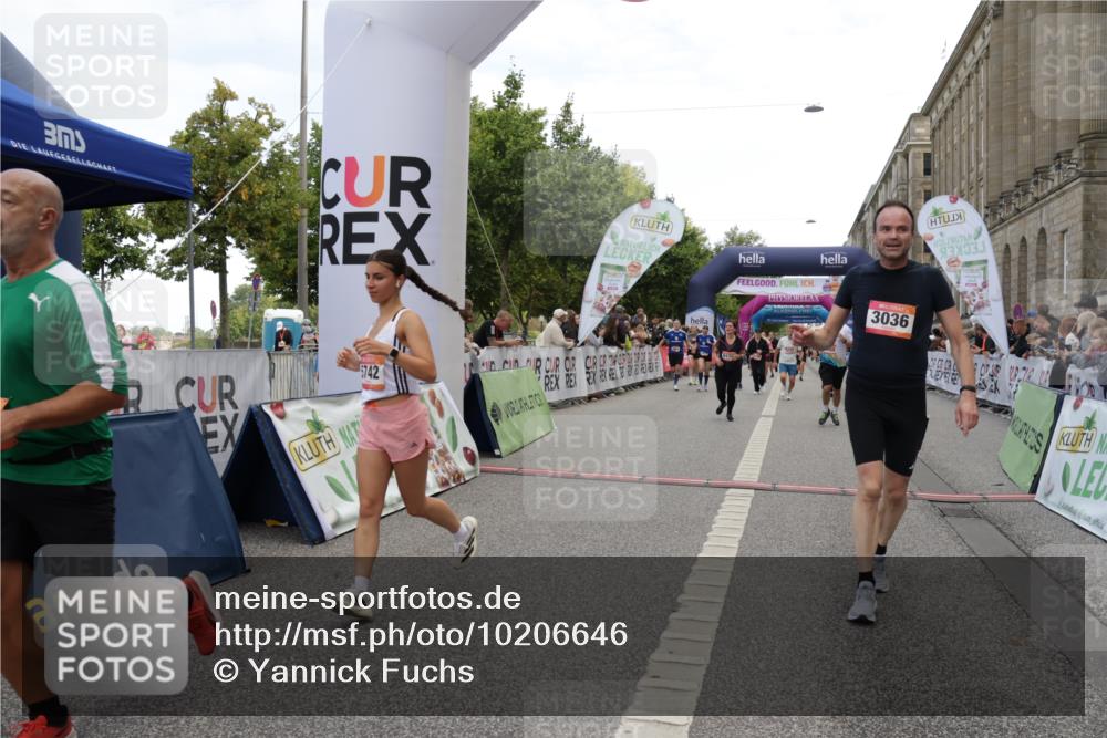 06.09.2026 - CURREX Alsterlauf Yannick Fuchs http://msf.ph/oto/10206646 06.09.2026 10:09:00 Ziel 2679, 2681, 2777, 3036, 4021, 4738, 5132, 5252, 5742, 5798, 6116, 6296, 6488, 8055 meine-sportfotos.de