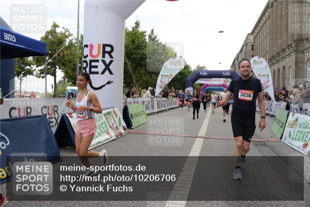06.09.2026 - CURREX Alsterlauf Yannick Fuchs http://msf.ph/oto/10206706 06.09.2026 10:09:00 Ziel 2679, 2681, 2777, 3036, 4021, 4738, 5132, 5252, 5742, 5798, 6116, 6296, 6488, 8055 meine-sportfotos.de