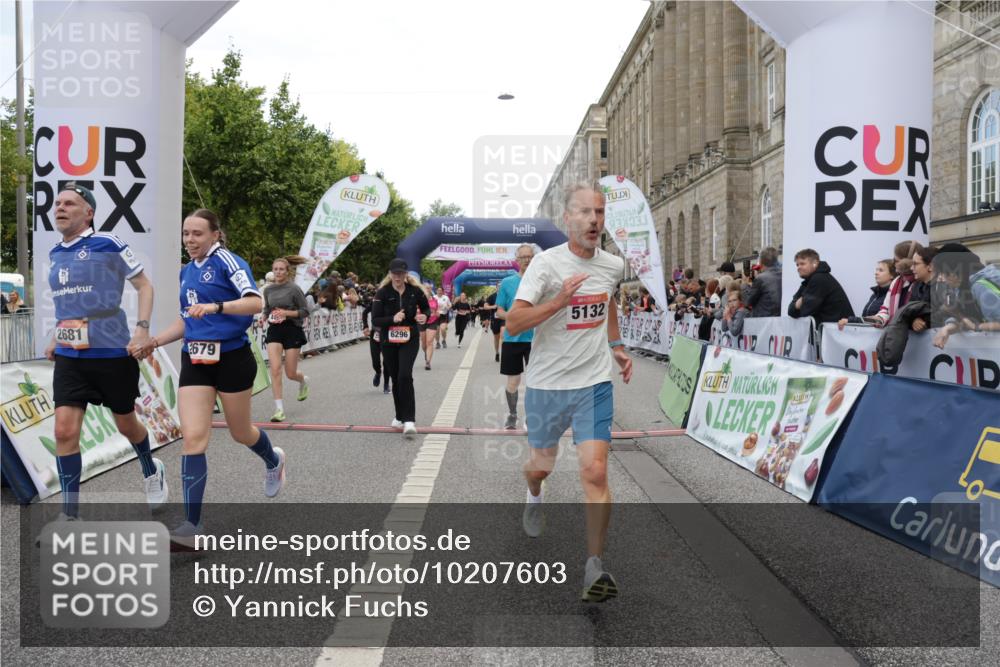 06.09.2026 - CURREX Alsterlauf Yannick Fuchs http://msf.ph/oto/10207603 06.09.2026 10:09:05 Ziel 2519, 2679, 2681, 3036, 3637, 4021, 5007, 5132, 5252, 5742, 5798, 5942, 6116, 6296, 6340, 6460, 6487, 8055 meine-sportfotos.de