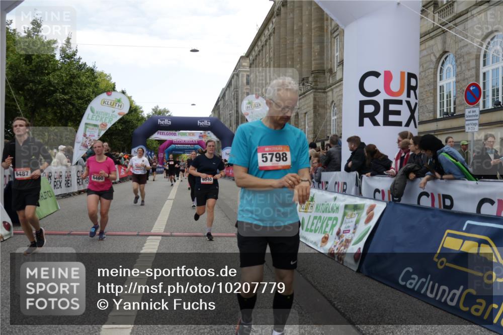 06.09.2026 - CURREX Alsterlauf Yannick Fuchs http://msf.ph/oto/10207779 06.09.2026 10:09:08 Ziel 2519, 2679, 2681, 3241, 3637, 4021, 5007, 5113, 5132, 5798, 5942, 6116, 6296, 6340, 6460, 6487, 8055 meine-sportfotos.de