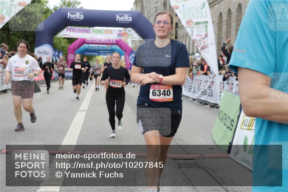 06.09.2026 - CURREX Alsterlauf Yannick Fuchs http://msf.ph/oto/10207845 06.09.2026 10:09:09 Ziel 2519, 2679, 2681, 3241, 3637, 4021, 5007, 5113, 5132, 5798, 5942, 6116, 6263, 6296, 6340, 6460, 6487, 8055 meine-sportfotos.de