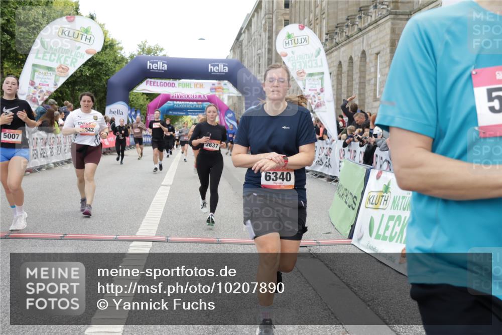 06.09.2026 - CURREX Alsterlauf Yannick Fuchs http://msf.ph/oto/10207890 06.09.2026 10:09:09 Ziel 2519, 2679, 2681, 3241, 3637, 4021, 5007, 5113, 5132, 5798, 5942, 6116, 6263, 6296, 6340, 6460, 6487, 8055 meine-sportfotos.de