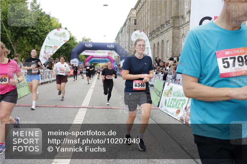 06.09.2026 - CURREX Alsterlauf Yannick Fuchs http://msf.ph/oto/10207949 06.09.2026 10:09:09 Ziel 2519, 2679, 2681, 3241, 3637, 4021, 5007, 5113, 5132, 5798, 5942, 6116, 6263, 6296, 6340, 6460, 6487, 8055 meine-sportfotos.de