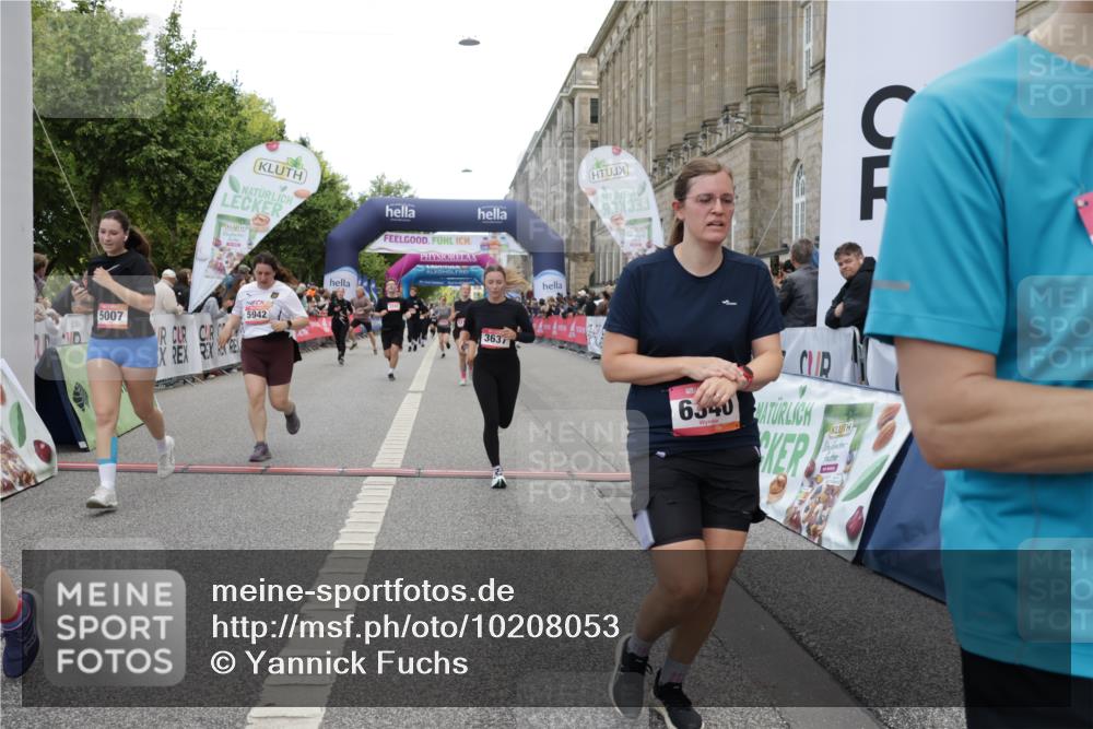 06.09.2026 - CURREX Alsterlauf Yannick Fuchs http://msf.ph/oto/10208053 06.09.2026 10:09:09 Ziel 2519, 2679, 2681, 3241, 3637, 4021, 5007, 5113, 5132, 5798, 5942, 6116, 6263, 6296, 6340, 6460, 6487, 8055 meine-sportfotos.de