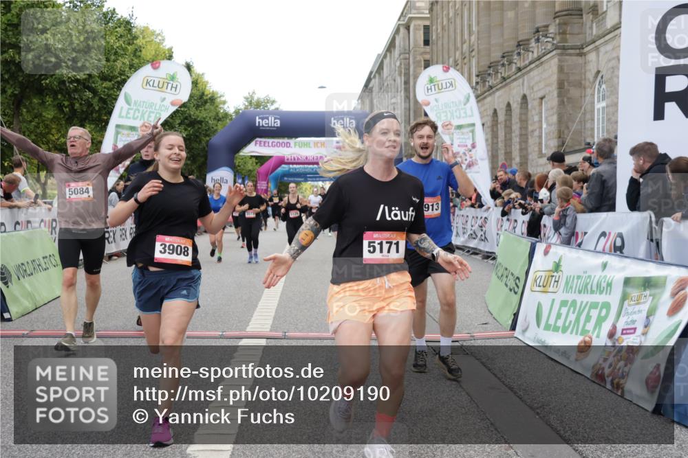 06.09.2026 - CURREX Alsterlauf Yannick Fuchs http://msf.ph/oto/10209190 06.09.2026 10:09:16 Ziel 2919, 3241, 3332, 3573, 3637, 5007, 5084, 5113, 5126, 5171, 5758, 5794, 5913, 5942, 6263, 8076 meine-sportfotos.de