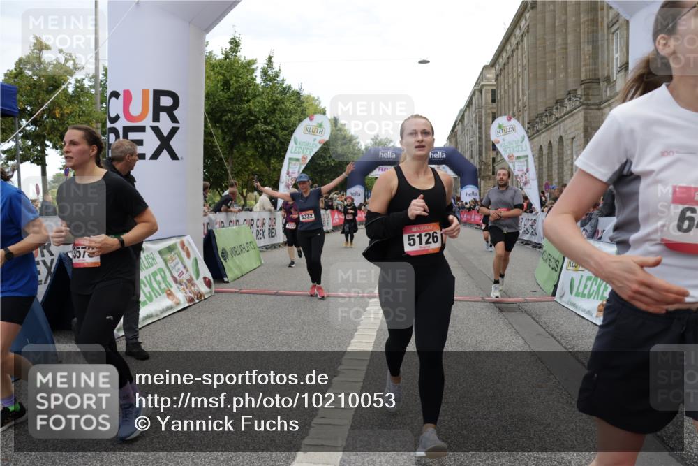 06.09.2026 - CURREX Alsterlauf Yannick Fuchs http://msf.ph/oto/10210053 06.09.2026 10:09:21 Ziel 2082, 2201, 2466, 2919, 3332, 3573, 4222, 4815, 5084, 5126, 5171, 5241, 5758, 5794, 5913, 6070, 6263, 8076, 8294 meine-sportfotos.de
