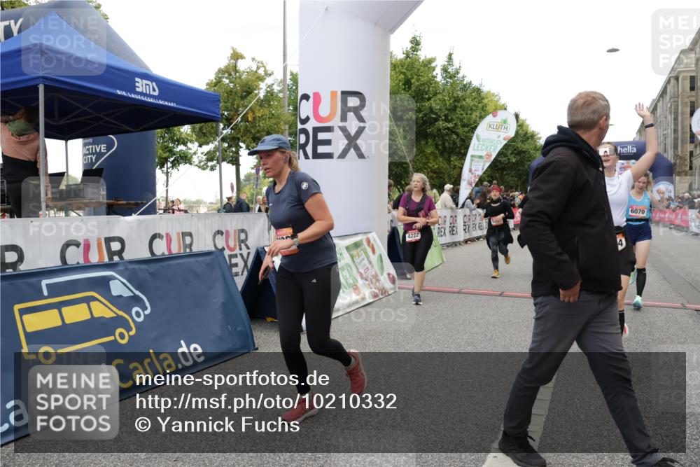 06.09.2026 - CURREX Alsterlauf Yannick Fuchs http://msf.ph/oto/10210332 06.09.2026 10:09:23 Ziel 2082, 2201, 2466, 2919, 3332, 3573, 4222, 4815, 5084, 5126, 5171, 5241, 5913, 6070, 8076, 8271, 8294 meine-sportfotos.de