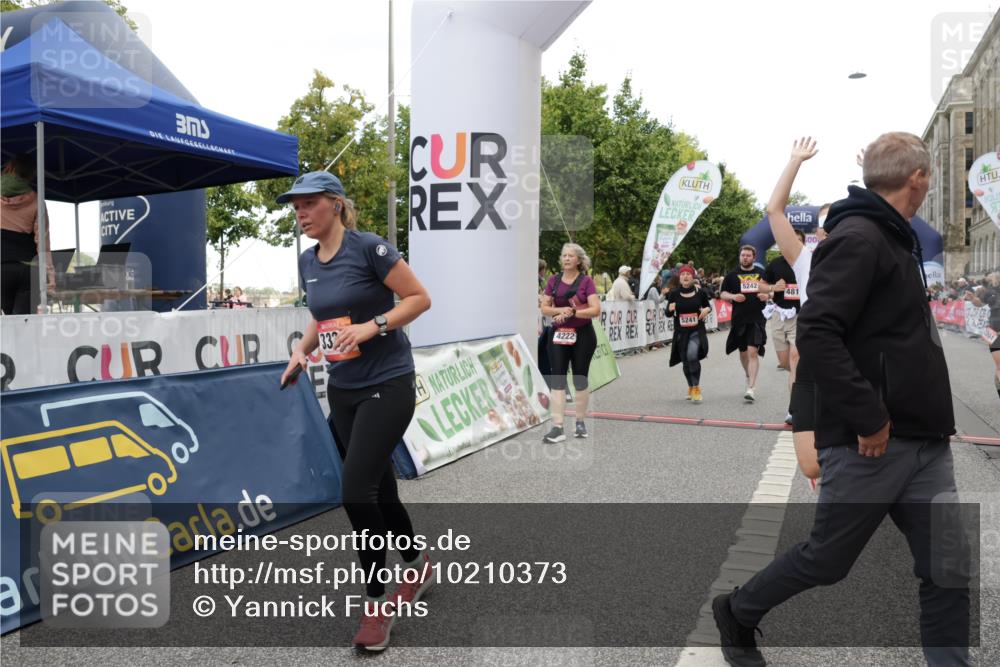 06.09.2026 - CURREX Alsterlauf Yannick Fuchs http://msf.ph/oto/10210373 06.09.2026 10:09:23 Ziel 2082, 2201, 2466, 2919, 3332, 3573, 4222, 4815, 5084, 5126, 5171, 5241, 5913, 6070, 8076, 8271, 8294 meine-sportfotos.de