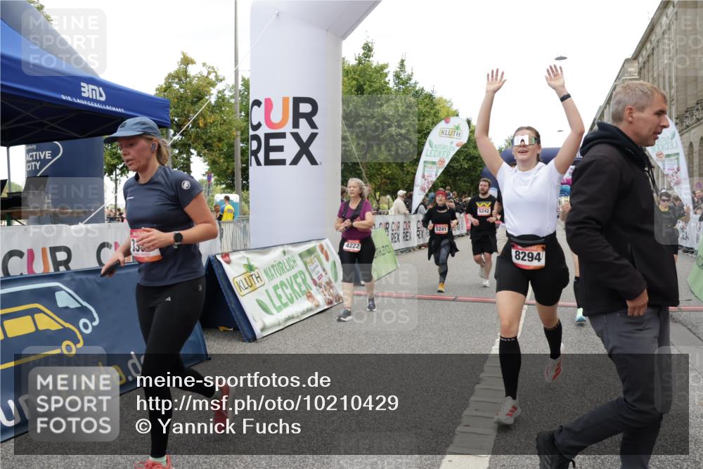 06.09.2026 - CURREX Alsterlauf Yannick Fuchs http://msf.ph/oto/10210429 06.09.2026 10:09:24 Ziel 2082, 2201, 2466, 2919, 3332, 3573, 4222, 4815, 5126, 5241, 6070, 8076, 8271, 8294 meine-sportfotos.de