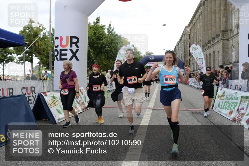06.09.2026 - CURREX Alsterlauf Yannick Fuchs http://msf.ph/oto/10210590 06.09.2026 10:09:25 Ziel 2082, 2201, 2466, 2919, 3332, 3573, 4222, 4280, 4815, 5126, 5241, 6070, 8271, 8294 meine-sportfotos.de