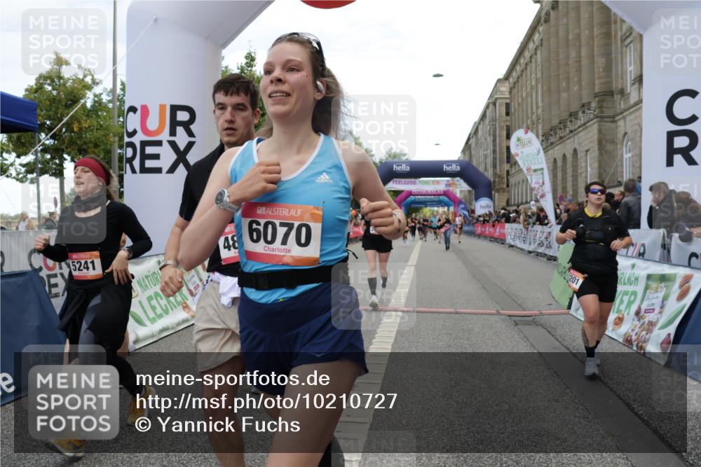 06.09.2026 - CURREX Alsterlauf Yannick Fuchs http://msf.ph/oto/10210727 06.09.2026 10:09:25 Ziel 2082, 2201, 2466, 2919, 3332, 3573, 4222, 4280, 4815, 5126, 5241, 6070, 8271, 8294 meine-sportfotos.de