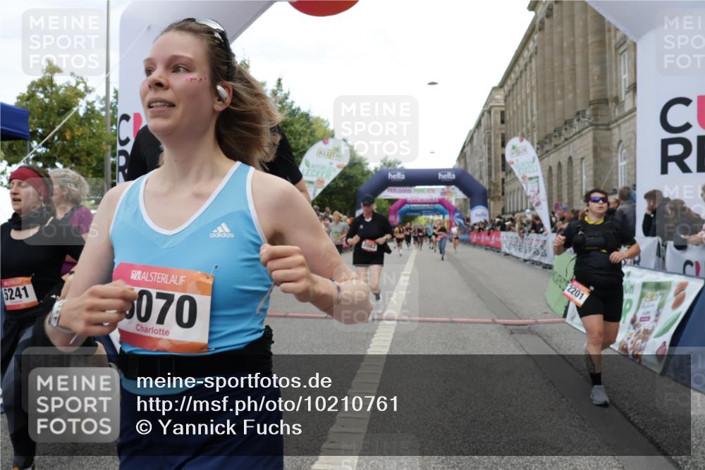 06.09.2026 - CURREX Alsterlauf Yannick Fuchs http://msf.ph/oto/10210761 06.09.2026 10:09:26 Ziel 2082, 2201, 2466, 2707, 2919, 3332, 3573, 4222, 4280, 4815, 5126, 5241, 6070, 8271, 8294 meine-sportfotos.de