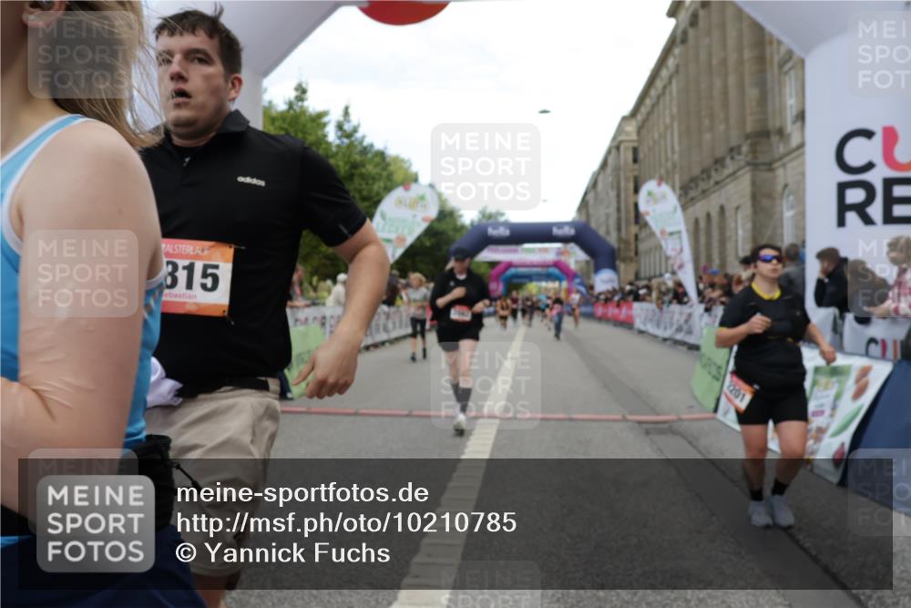 06.09.2026 - CURREX Alsterlauf Yannick Fuchs http://msf.ph/oto/10210785 06.09.2026 10:09:26 Ziel 2082, 2201, 2466, 2707, 2919, 3332, 3573, 4222, 4280, 4815, 5126, 5241, 6070, 8271, 8294 meine-sportfotos.de