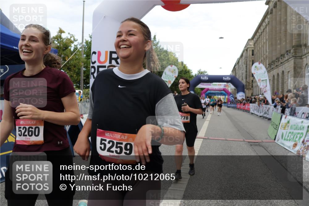 06.09.2026 - CURREX Alsterlauf Yannick Fuchs http://msf.ph/oto/10212065 06.09.2026 10:09:37 Ziel 2078, 2707, 2742, 3785, 3787, 4138, 4280, 4328, 4536, 4986, 5259, 5260, 6278, 6492 meine-sportfotos.de
