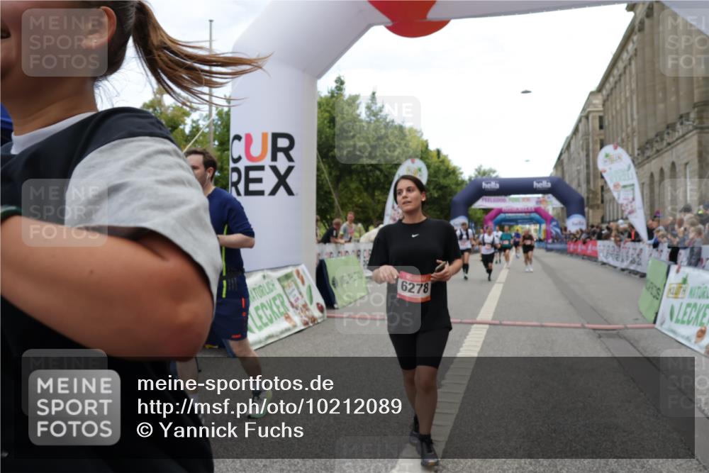 06.09.2026 - CURREX Alsterlauf Yannick Fuchs http://msf.ph/oto/10212089 06.09.2026 10:09:37 Ziel 2078, 2707, 2742, 3785, 3787, 4138, 4280, 4328, 4536, 4986, 5259, 5260, 6278, 6492 meine-sportfotos.de