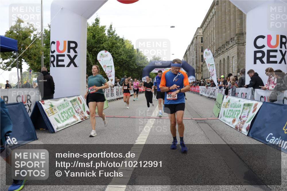 06.09.2026 - CURREX Alsterlauf Yannick Fuchs http://msf.ph/oto/10212991 06.09.2026 10:09:46 Ziel 2064, 2078, 2622, 3785, 3787, 4713, 4784, 5199, 5357, 5835, 5836, 5851, 6466 meine-sportfotos.de