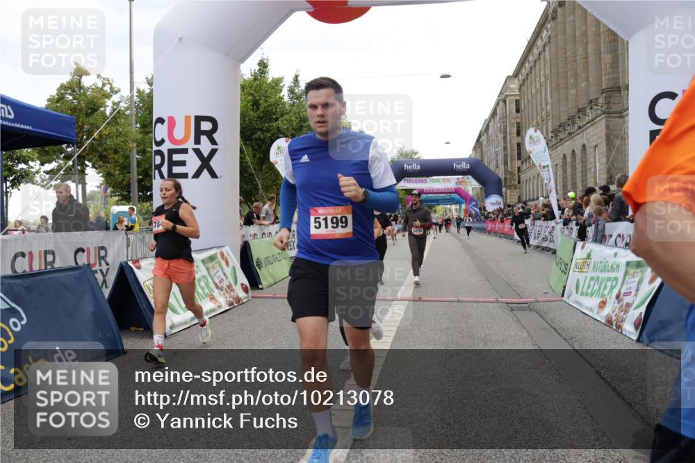 06.09.2026 - CURREX Alsterlauf Yannick Fuchs http://msf.ph/oto/10213078 06.09.2026 10:09:49 Ziel 2064, 2078, 2622, 3326, 4713, 4784, 5199, 5357, 5835, 5836, 5851, 6410, 6466 meine-sportfotos.de