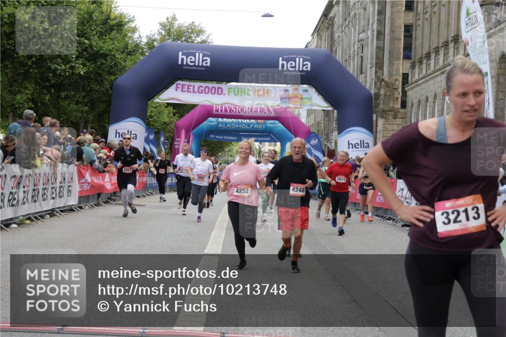 06.09.2026 - CURREX Alsterlauf Yannick Fuchs http://msf.ph/oto/10213748 06.09.2026 10:10:05 Ziel 2057, 2607, 2634, 3163, 3213, 3277, 3283, 4242, 4244, 4248, 4252, 4507, 5733 meine-sportfotos.de