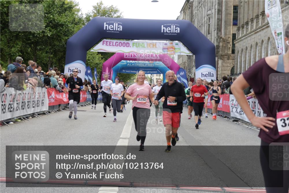 06.09.2026 - CURREX Alsterlauf Yannick Fuchs http://msf.ph/oto/10213764 06.09.2026 10:10:05 Ziel 2057, 2607, 2634, 3163, 3213, 3277, 3283, 4242, 4244, 4248, 4252, 4507, 5733 meine-sportfotos.de
