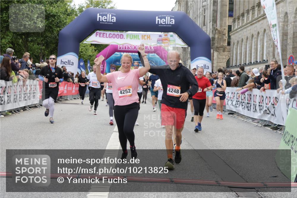06.09.2026 - CURREX Alsterlauf Yannick Fuchs http://msf.ph/oto/10213825 06.09.2026 10:10:06 Ziel 2057, 2607, 2634, 3163, 3213, 3277, 3283, 4242, 4244, 4248, 4252, 4507, 6354, 8072, 8115 meine-sportfotos.de