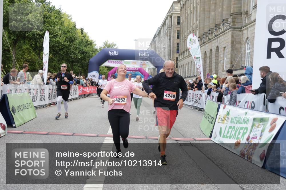 06.09.2026 - CURREX Alsterlauf Yannick Fuchs http://msf.ph/oto/10213914 06.09.2026 10:10:08 Ziel 2057, 2607, 2634, 3213, 3277, 3283, 4195, 4246, 4248, 4252, 4507, 4710, 6338, 6354, 8072, 8115, 8149 meine-sportfotos.de