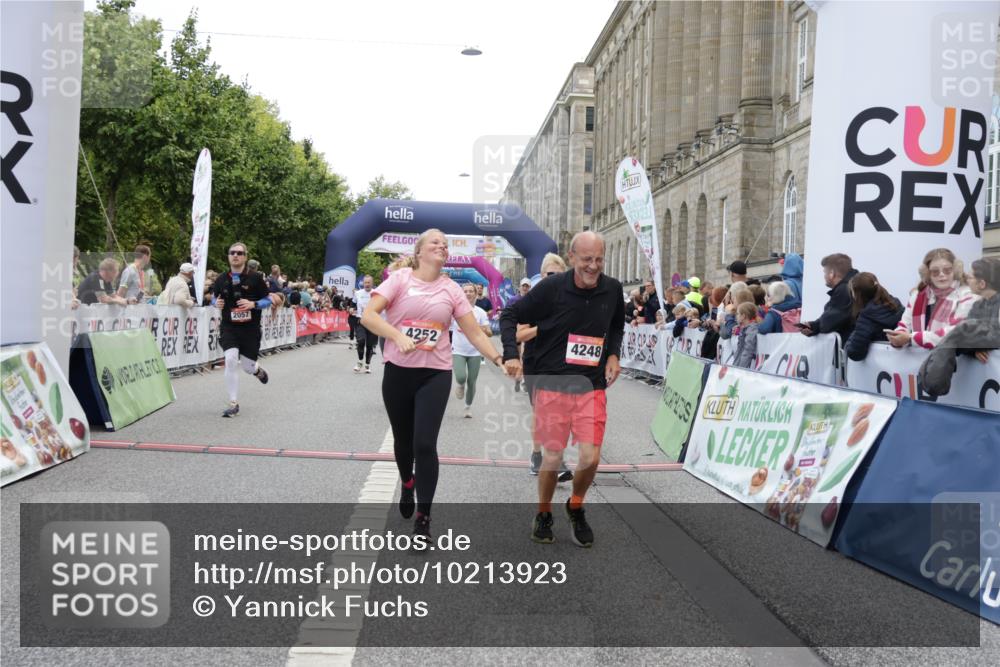 06.09.2026 - CURREX Alsterlauf Yannick Fuchs http://msf.ph/oto/10213923 06.09.2026 10:10:08 Ziel 2057, 2607, 2634, 3213, 3277, 3283, 4195, 4246, 4248, 4252, 4507, 4710, 6338, 6354, 8072, 8115, 8149 meine-sportfotos.de