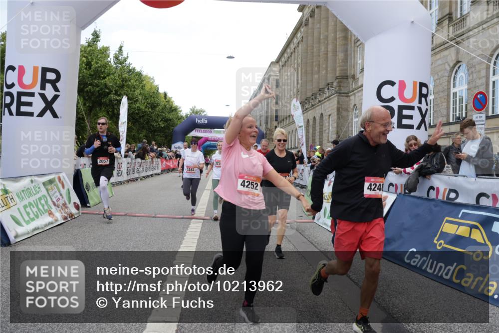 06.09.2026 - CURREX Alsterlauf Yannick Fuchs http://msf.ph/oto/10213962 06.09.2026 10:10:09 Ziel 2057, 2607, 2634, 3213, 3277, 3283, 4195, 4246, 4248, 4252, 4507, 4710, 6338, 6354, 8072, 8115, 8149, 8241 meine-sportfotos.de
