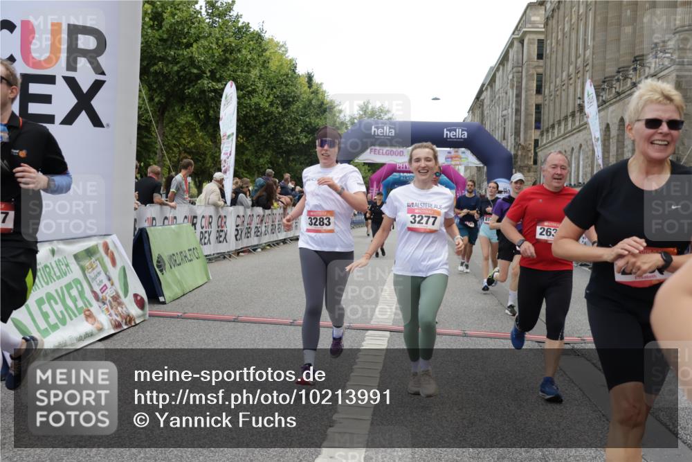 06.09.2026 - CURREX Alsterlauf Yannick Fuchs http://msf.ph/oto/10213991 06.09.2026 10:10:10 Ziel 2057, 2607, 2634, 2747, 3277, 3283, 4195, 4246, 4248, 4252, 4507, 4710, 5008, 6338, 6354, 8072, 8115, 8149, 8241 meine-sportfotos.de