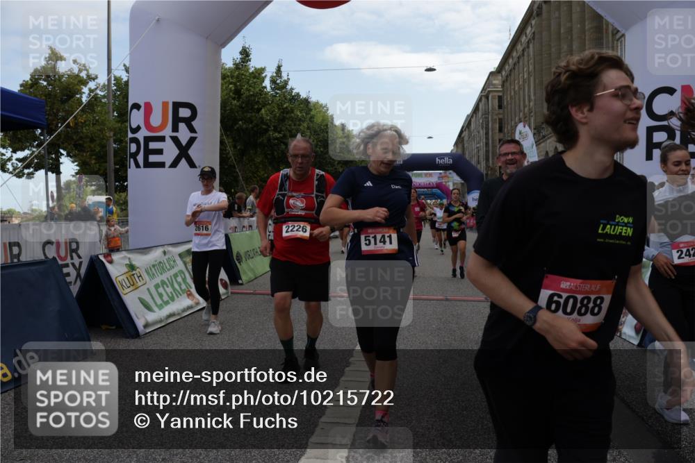06.09.2026 - CURREX Alsterlauf Yannick Fuchs http://msf.ph/oto/10215722 06.09.2026 10:10:56 Ziel 2226, 2312, 2365, 2417, 2427, 2552, 2566, 2616, 2732, 2734, 2982, 3348, 3685, 3687, 3840, 3995, 5141, 5142, 5555, 5898, 6088, 6434 meine-sportfotos.de