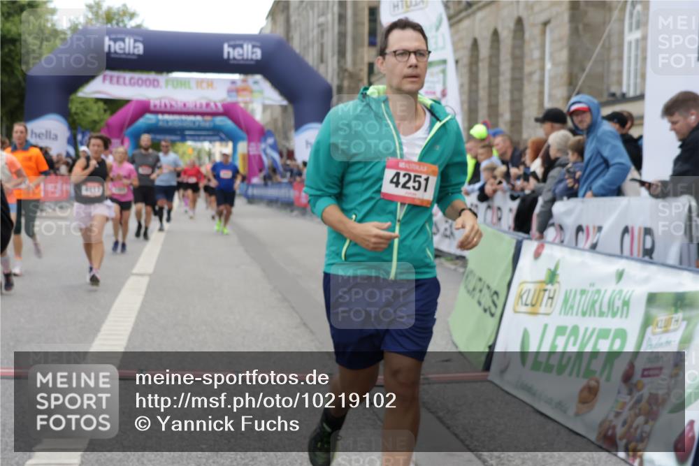 06.09.2026 - CURREX Alsterlauf Yannick Fuchs http://msf.ph/oto/10219102 06.09.2026 10:11:22 Ziel 2352, 2979, 2980, 4251, 4442, 4517, 4612, 4782, 4783, 5327, 5351, 5532, 5647, 6100, 6103, 6393, 6465 meine-sportfotos.de