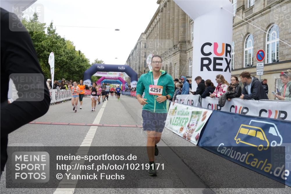 06.09.2026 - CURREX Alsterlauf Yannick Fuchs http://msf.ph/oto/10219171 06.09.2026 10:11:23 Ziel 2014, 2352, 2979, 2980, 4251, 4442, 4517, 4612, 4782, 4783, 5532, 5647, 6100, 6103, 6393, 6465 meine-sportfotos.de