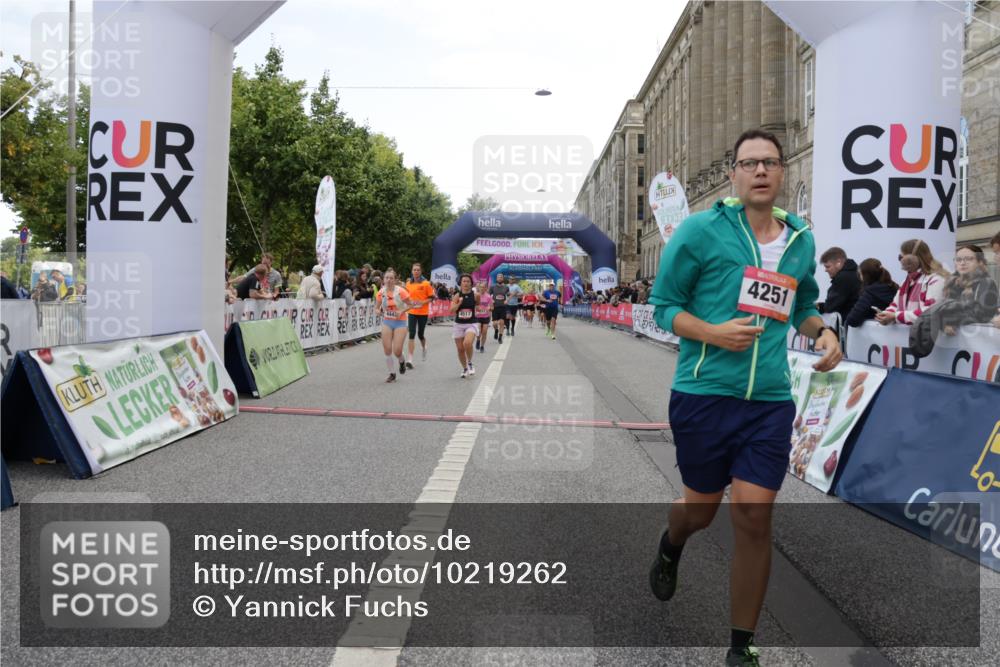 06.09.2026 - CURREX Alsterlauf Yannick Fuchs http://msf.ph/oto/10219262 06.09.2026 10:11:23 Ziel 2014, 2352, 2979, 2980, 4251, 4442, 4517, 4612, 4782, 4783, 5532, 5647, 6100, 6103, 6393, 6465 meine-sportfotos.de
