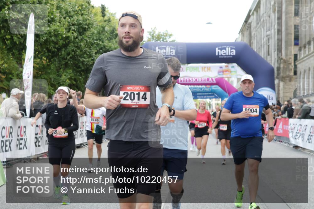 06.09.2026 - CURREX Alsterlauf Yannick Fuchs http://msf.ph/oto/10220457 06.09.2026 10:11:29 Ziel 2014, 2352, 2446, 3360, 3652, 4251, 4442, 4517, 5226, 5647, 5922, 5923, 6491, 8004, 8007, 8145, 8146 meine-sportfotos.de