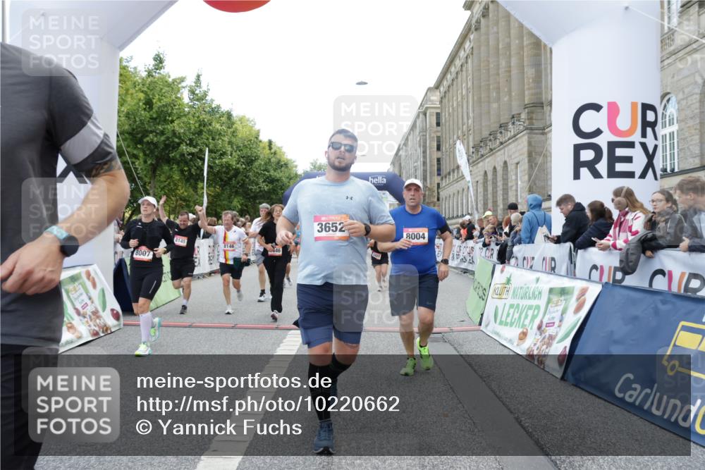 06.09.2026 - CURREX Alsterlauf Yannick Fuchs http://msf.ph/oto/10220662 06.09.2026 10:11:31 Ziel 2014, 2352, 2446, 3284, 3285, 3360, 3652, 3922, 4442, 4517, 5226, 5279, 5647, 5922, 5923, 6491, 8004, 8007, 8145, 8146 meine-sportfotos.de