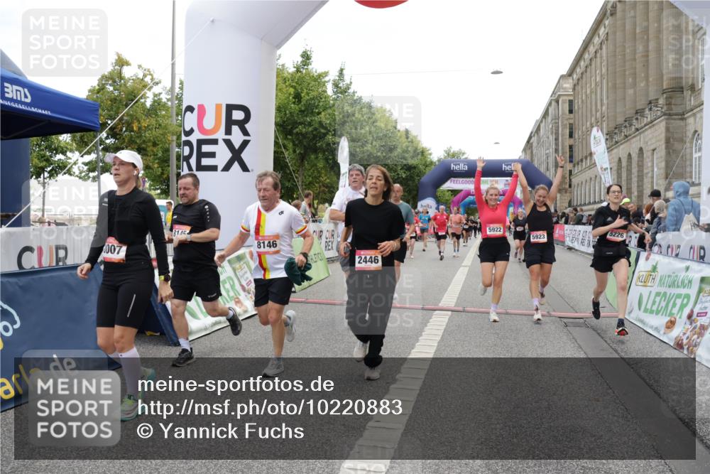 06.09.2026 - CURREX Alsterlauf Yannick Fuchs http://msf.ph/oto/10220883 06.09.2026 10:11:32 Ziel 2014, 2352, 2446, 3284, 3285, 3360, 3373, 3652, 3922, 4442, 4517, 5226, 5279, 5647, 5922, 5923, 6491, 8004, 8007, 8145, 8146 meine-sportfotos.de