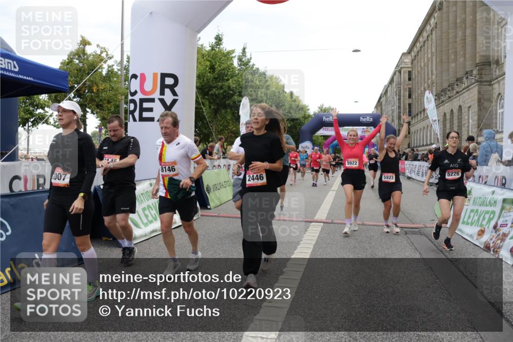 06.09.2026 - CURREX Alsterlauf Yannick Fuchs http://msf.ph/oto/10220923 06.09.2026 10:11:32 Ziel 2014, 2352, 2446, 3284, 3285, 3360, 3373, 3652, 3922, 4442, 4517, 5226, 5279, 5647, 5922, 5923, 6491, 8004, 8007, 8145, 8146 meine-sportfotos.de